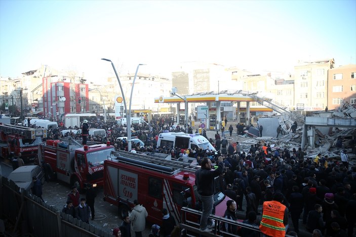 Zeytinburnu'nda bina çöktü