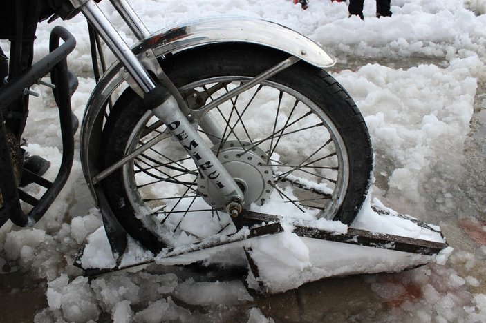 Motosikleti kar kızağına çeviren vatandaş