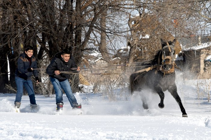 Kars'ta atlı kayaklarla kayak keyfi