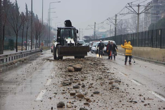 Bursa'da hafriyat kamyonunun taşıdığı kayalar yola düştü