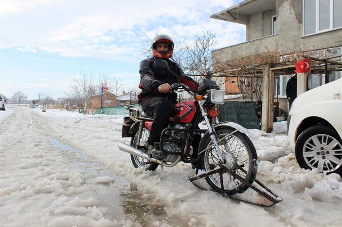 Motosikleti kar kızağına çeviren vatandaş