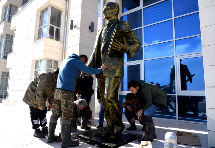 Silifke Adalet Sarayı'na Atatürk anıtı hediye edildi