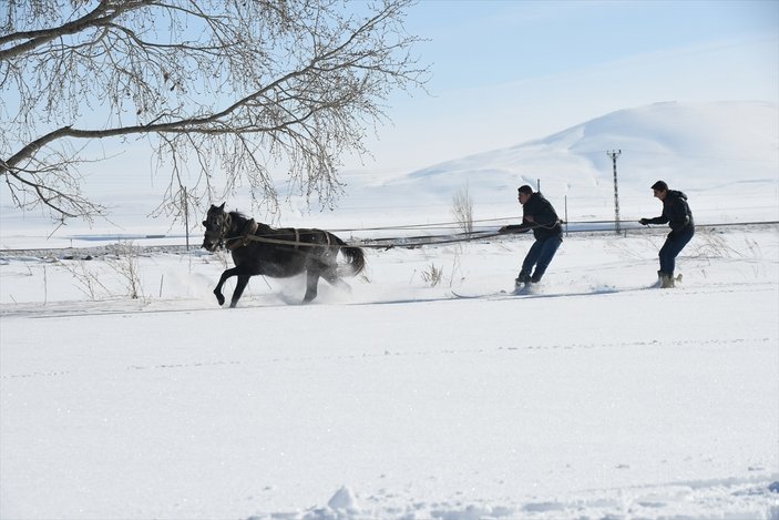 Kars'ta atlı kayaklarla kayak keyfi