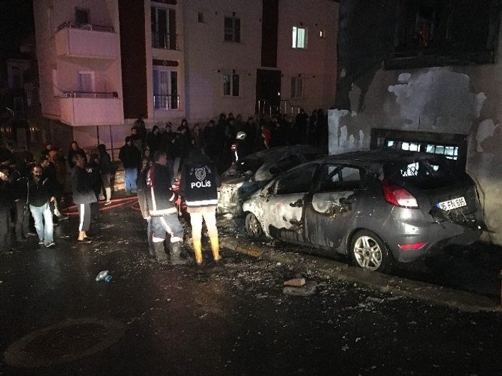 Sancaktepe’de park halindeki iki araç yandı