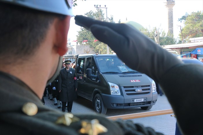 Şehidin eşi ve kardeşi tabuta sarıldı