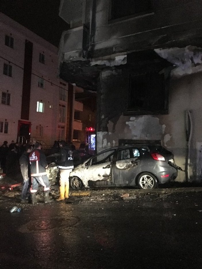 Sancaktepe’de park halindeki iki araç yandı