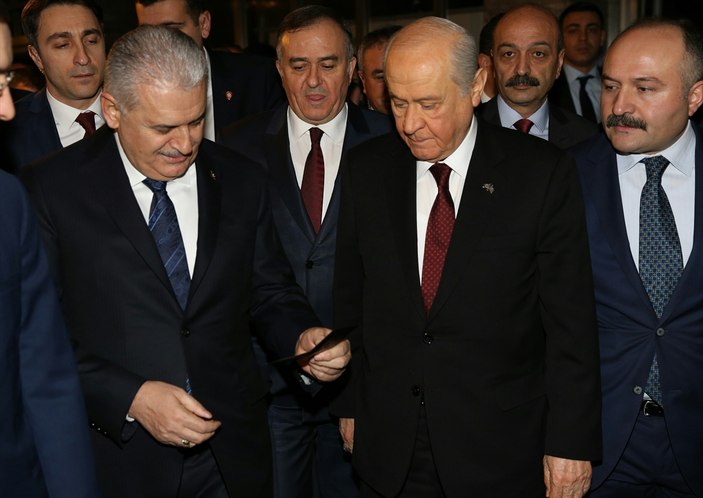 Başbakan Yıldırım Bahçeli'ye çipli kimliğini teslim etti