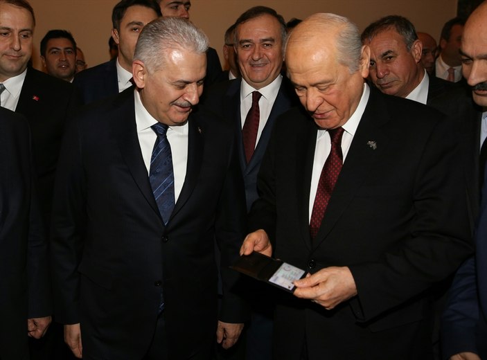 Başbakan Yıldırım Bahçeli'ye çipli kimliğini teslim etti