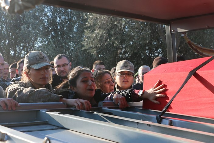 Şehidin eşi ve kardeşi tabuta sarıldı