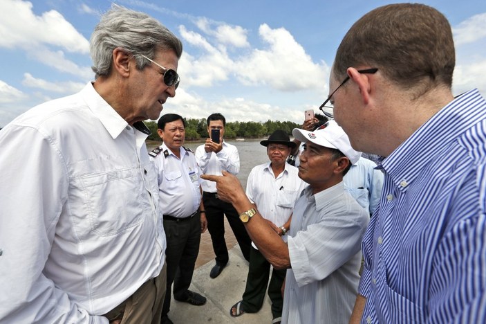John Kerry Vietnam askerini öldürdüğü bölgeye gitti