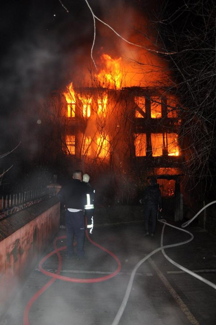 Bartın'da tarihi 3 katlı binada yangın