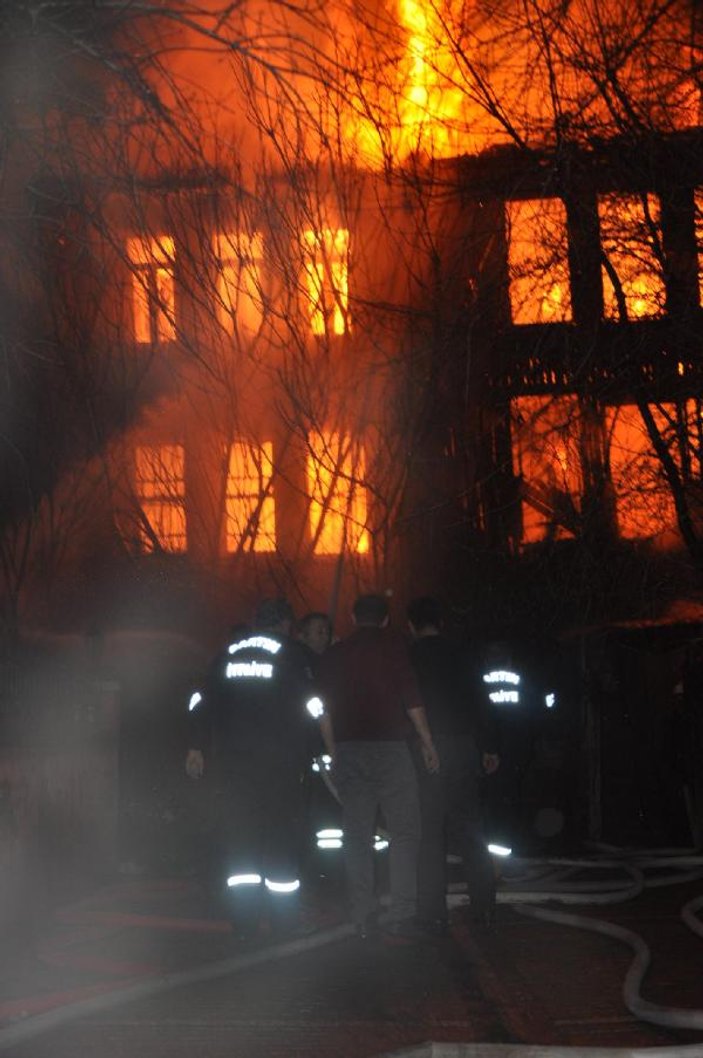 Bartın'da tarihi 3 katlı binada yangın