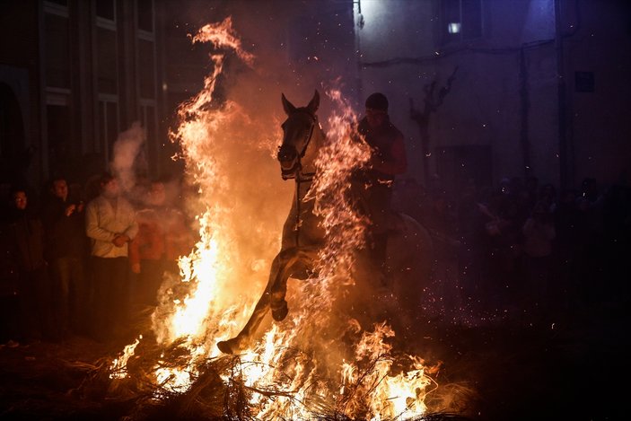 İspanya'da ateş üzerinde atlarla dini ayin