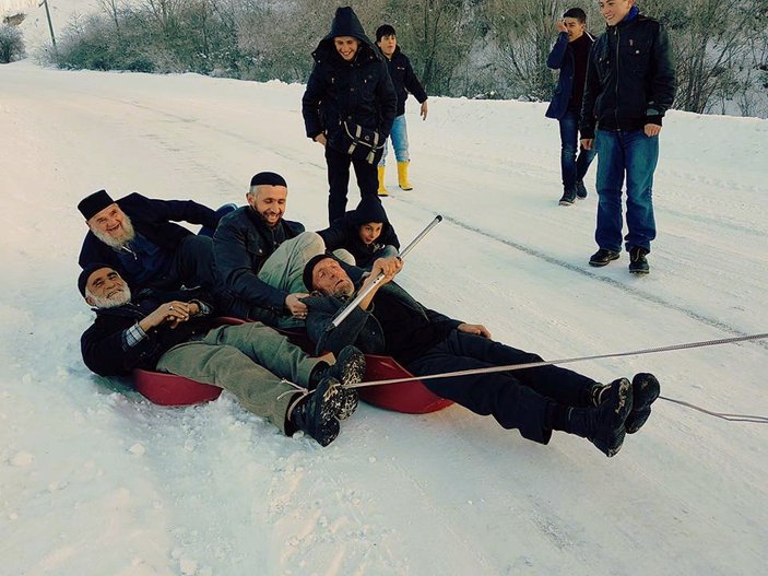 Erzurumlu dedelerin leğenle kar keyfi