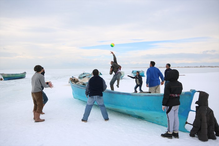 Donan Beyşehir Gölü'nde voleybol keyfi