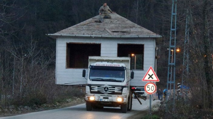 Sinop'ta bir vatandaş ahşap evi kamyonla taşıdı
