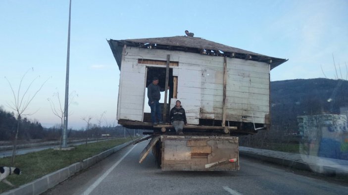 Sinop'ta bir vatandaş ahşap evi kamyonla taşıdı