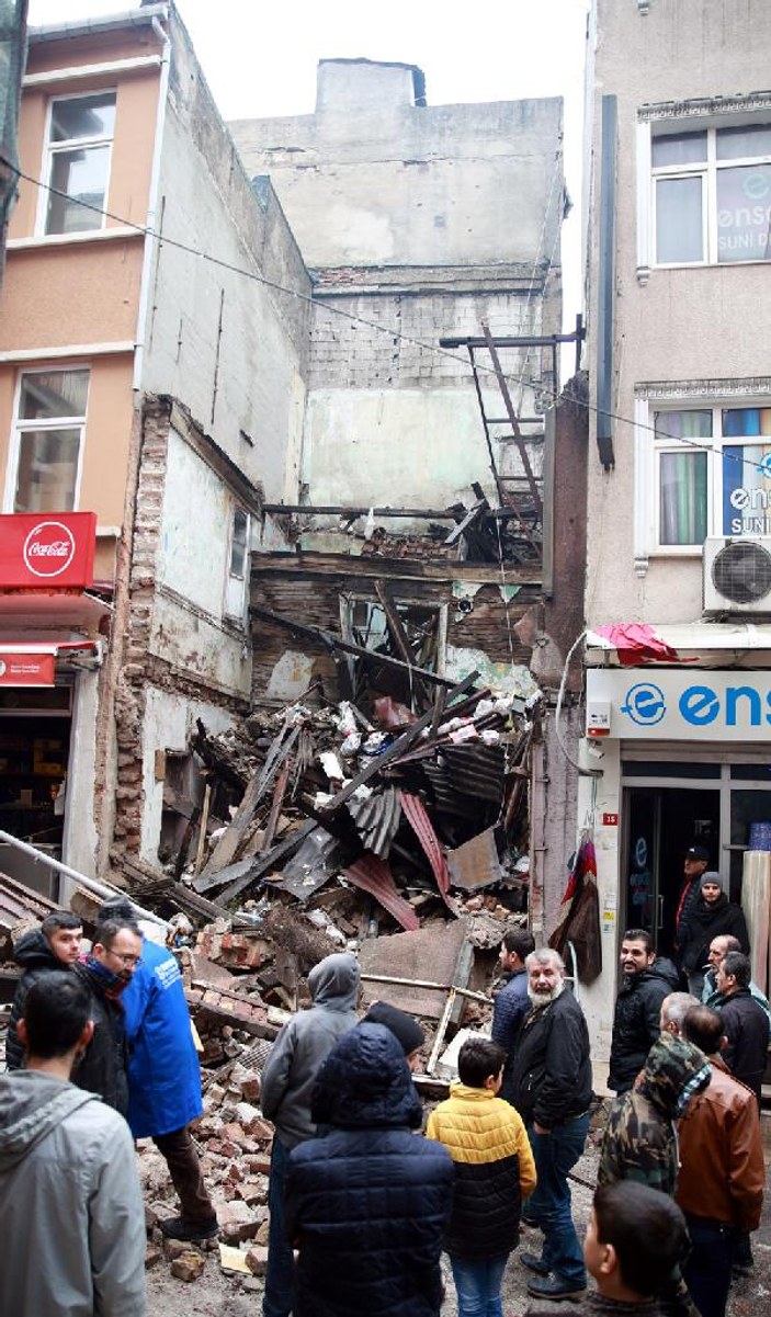 Fatih’te 3 katlı boş bina çöktü