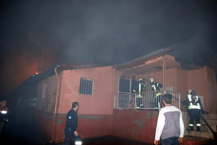 Manisa’da 2 ev çıkan yangında kül oldu