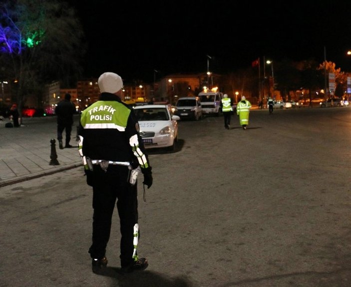 Sivas’ta polis bir gecede 20 aracı trafikten men etti