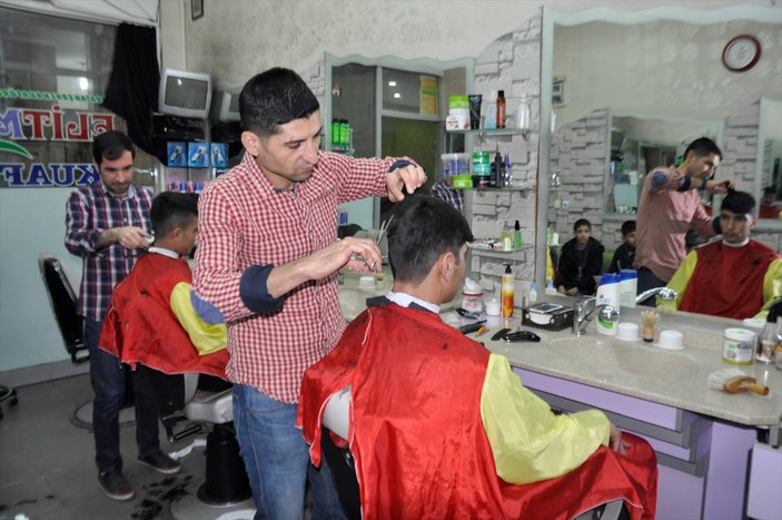 Mardin'de başarılı öğrencilere ücretsiz tıraş