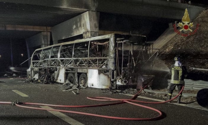 İtalya'da kaza yapan otobüs yandı: 16 çocuk öldü