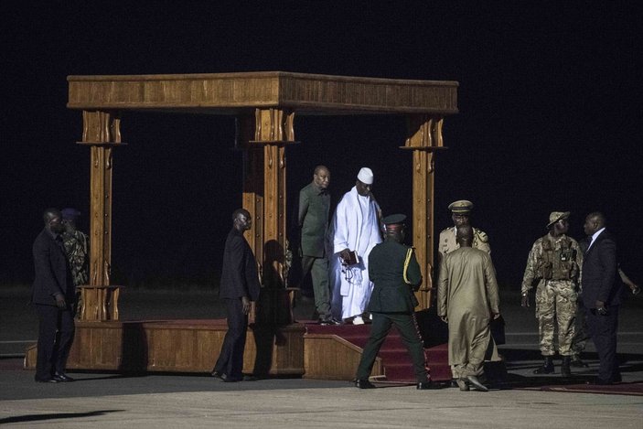 Gambiya’nın mağlup başkanı ülkeden ayrıldı