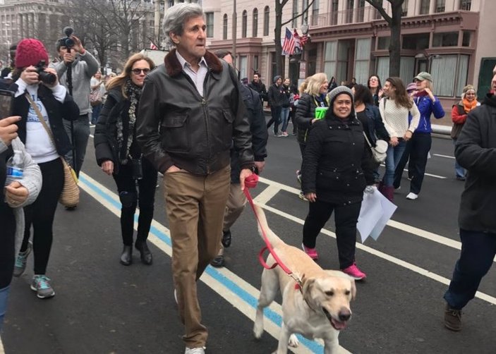 John Kerry de Trump'ı protesto edenler arasında