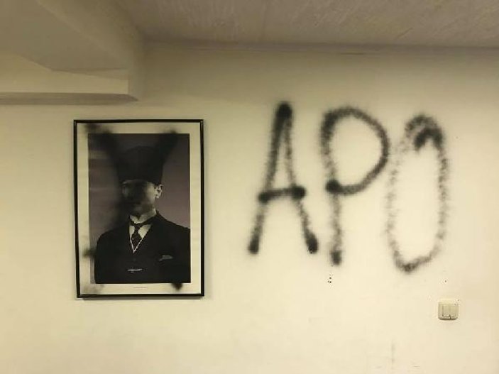 Münih'te PKK'lılar Atatürk fotoğraflarını karaladı