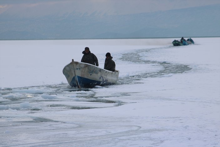 Tekneleri batan çift buz kütlesine çıkarak kurtuldu