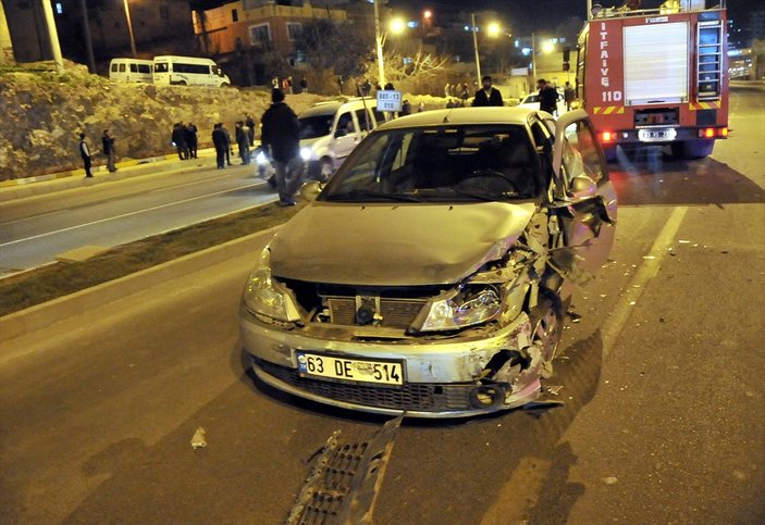 3 otomobil çarpıştı: Yolda yürüyen polis yaşamını yitirdi