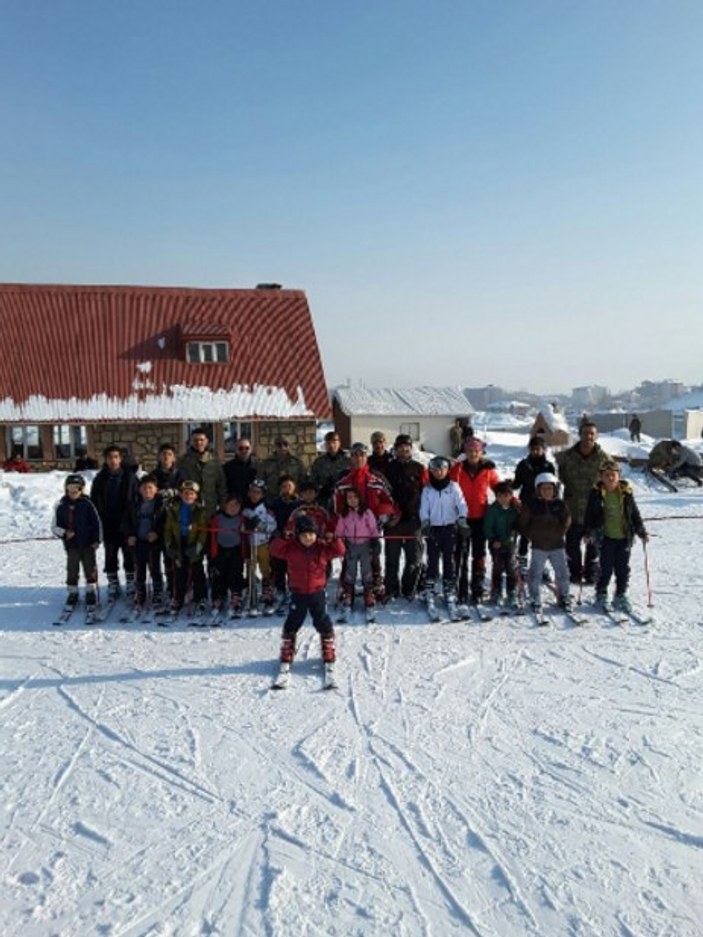 Yüksekovalı çocuklara Mehmetçik'ten kayak eğitimi