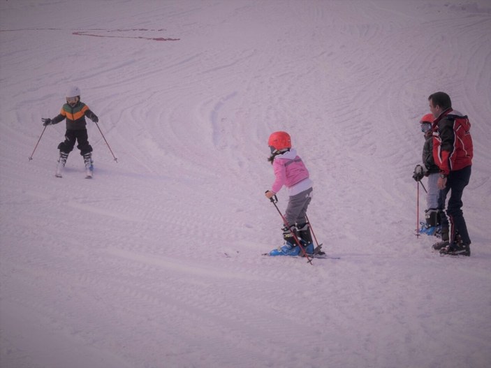 Yüksekovalı çocuklara Mehmetçik'ten kayak eğitimi