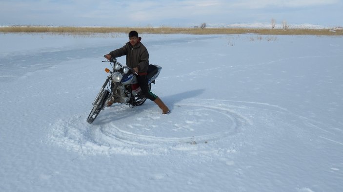 Konya'da donan gölde motosikletli drift