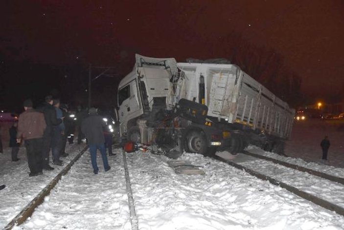 Kütahya'da raybüs TIR'a çarptı: 1 ölü 11 yaralı