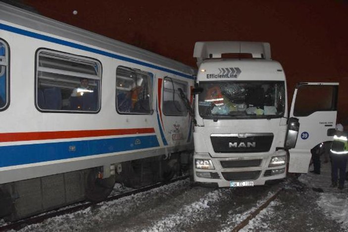 Kütahya'da raybüs TIR'a çarptı: 1 ölü 11 yaralı