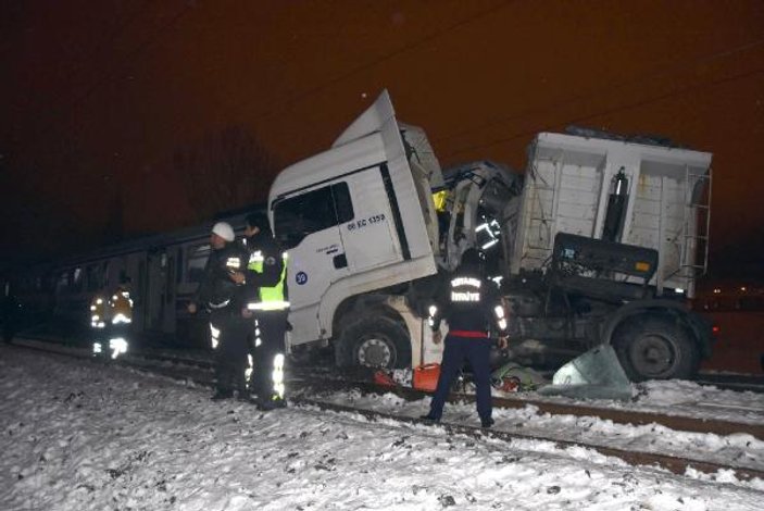 Kütahya'da raybüs TIR'a çarptı: 1 ölü 11 yaralı