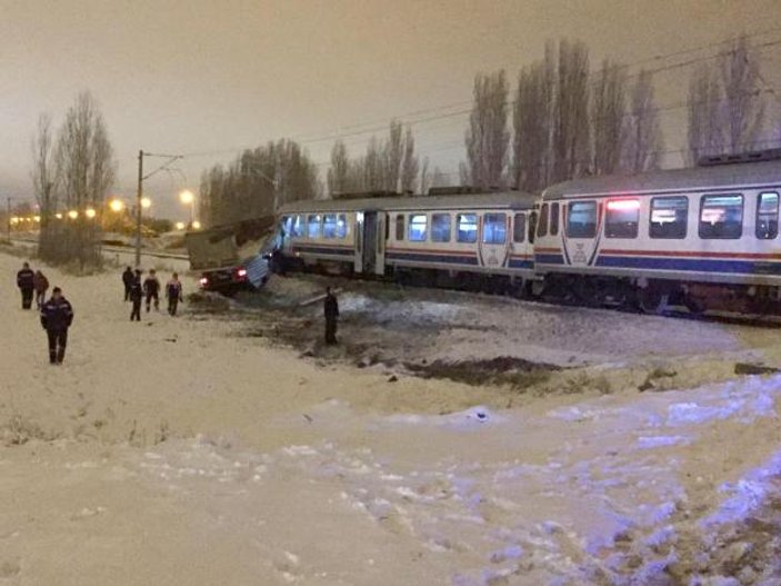 Kütahya'da raybüs TIR'a çarptı: 1 ölü 11 yaralı