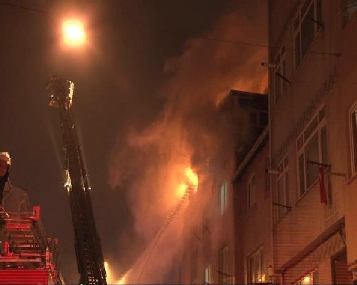 Üsküdar'da 4 katlı binada çıkan yangına müdahale ediliyor