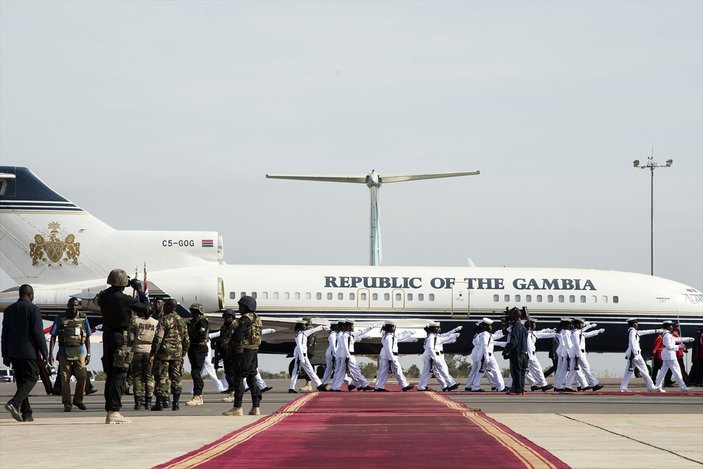 Gambiya'da Devlet Başkanı Barrow ülkesine döndü