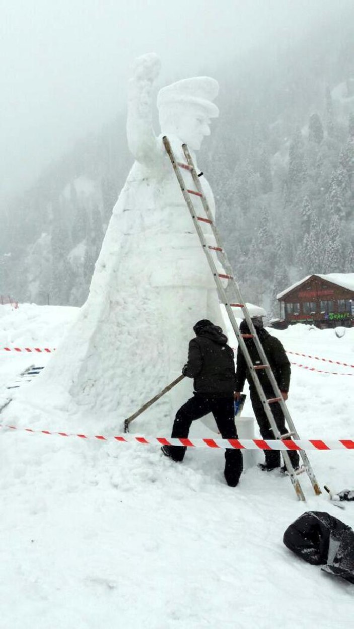 Rize'de kardan Atatürk yaptılar