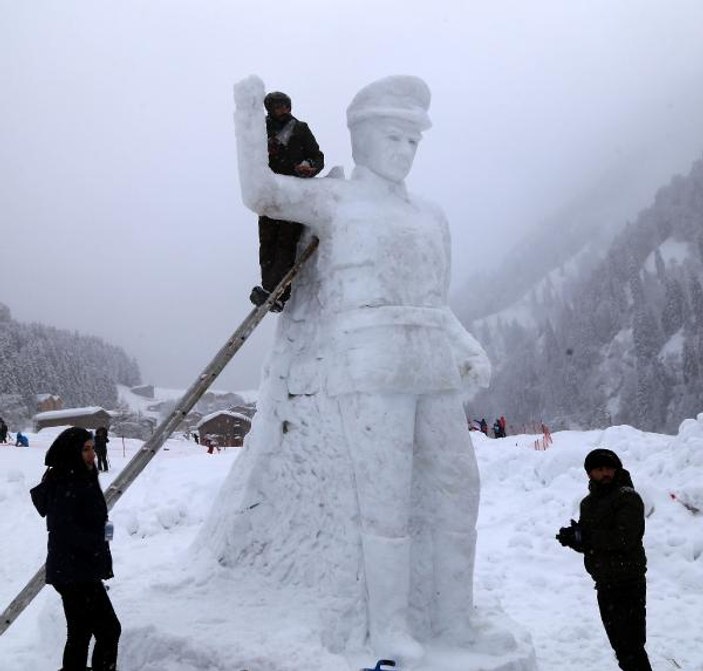 Rize'de kardan Atatürk yaptılar