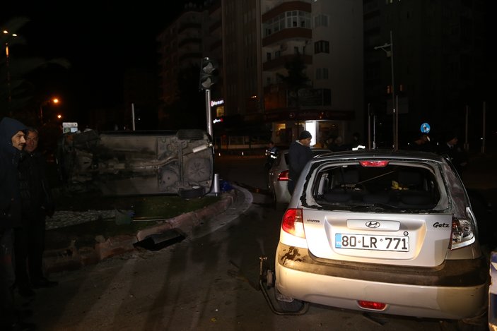 Adana'da trafik kazası: 1 ölü, 2'si polis 5 yaralı