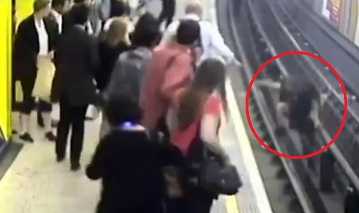 Londra metrosunda bir yolcu raylara itildi