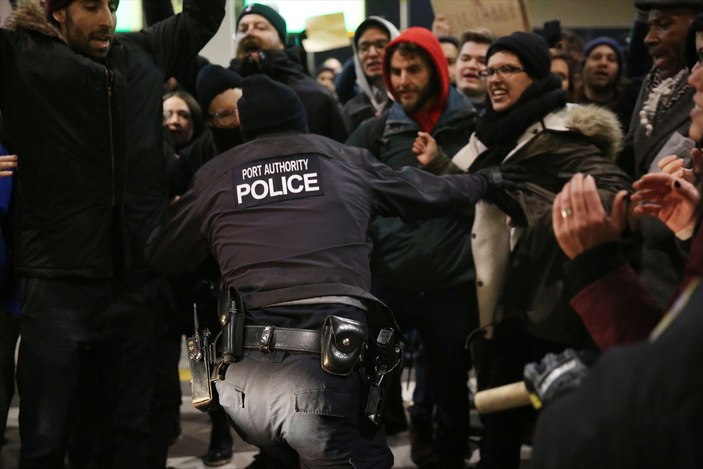 JFK Havalimanı'nda gözaltı protestosu