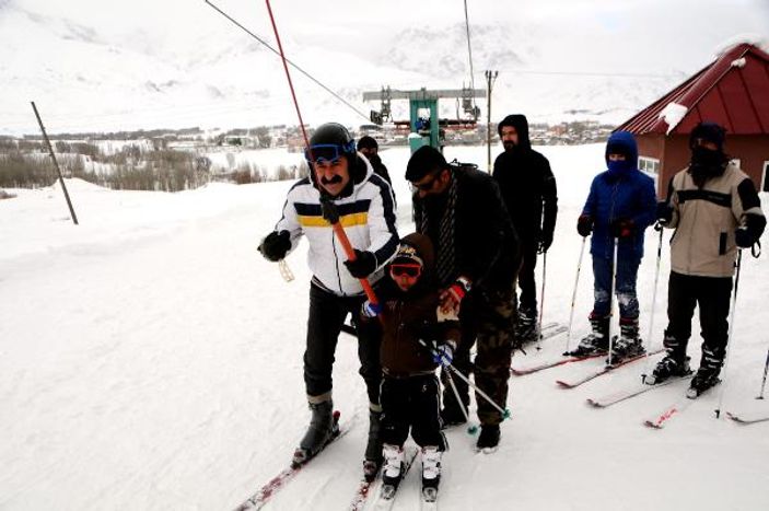 Komünist Partili Başkan ve Ovacıklılar'ın kayak keyfi