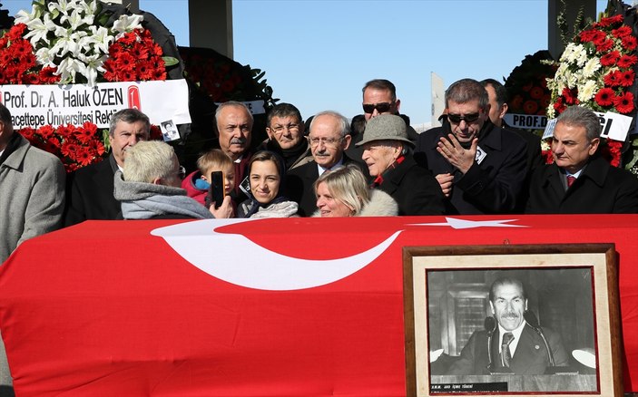 Kılıçdaroğlu cenaze namazından önce fotoğraf çektirdi