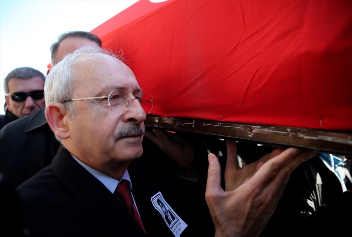 Kılıçdaroğlu cenaze namazından önce fotoğraf çektirdi