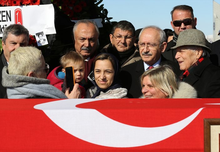 Kılıçdaroğlu cenaze namazından önce fotoğraf çektirdi