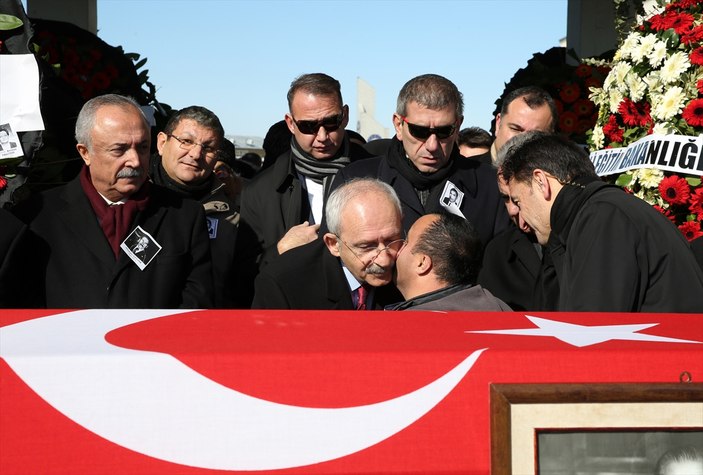 Kılıçdaroğlu cenaze namazından önce fotoğraf çektirdi